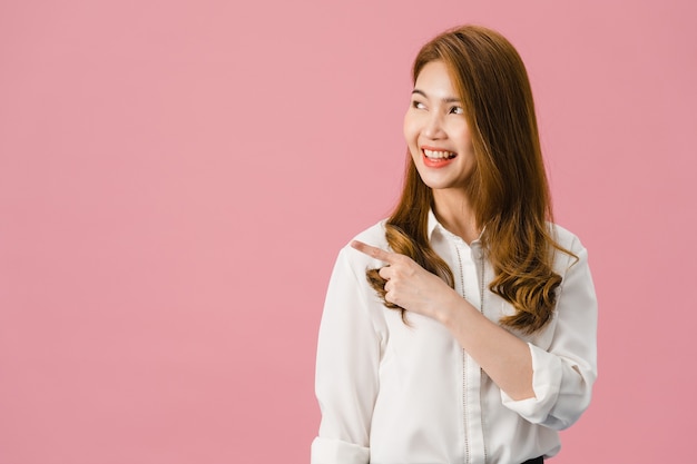 Portret van een jonge Aziatische dame die lacht met een vrolijke uitdrukking