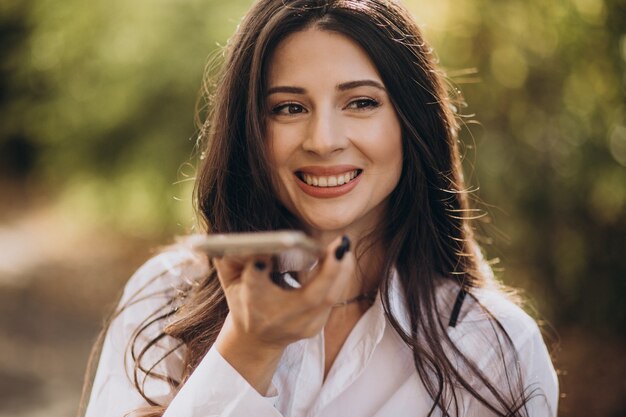 Portret van een jonge bedrijfsvrouw die telefoon met behulp van