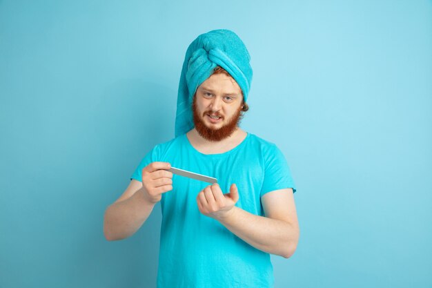 Portret van een jonge blanke man in zijn schoonheidsdag en huidverzorgingsroutine.