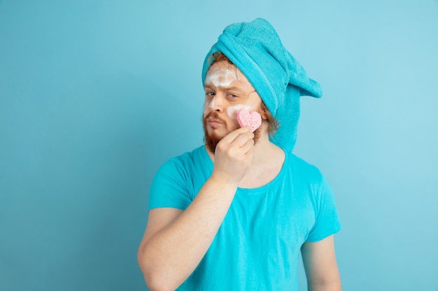 Portret van een jonge blanke man in zijn schoonheidsdag en huidverzorgingsroutine