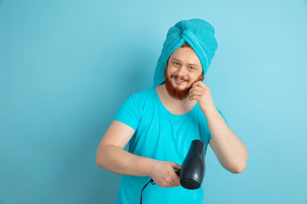 Portret van een jonge blanke man in zijn schoonheidsdag en huidverzorgingsroutine