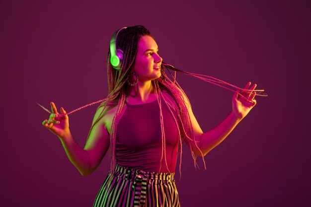 Portret van een jonge blanke vrouw op roze