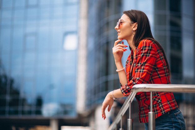 Portret van een jonge dame in rood jasje