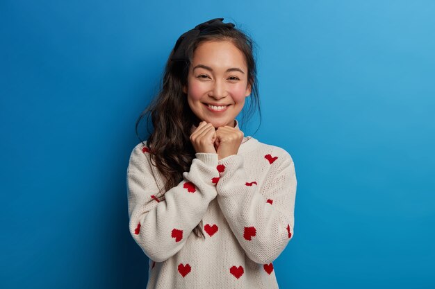 Portret van een jonge en mooie vrouw die gesticuleert