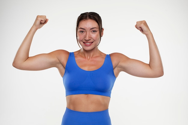 Portret van een jonge fitte vrouw die traint voor bodybuilding