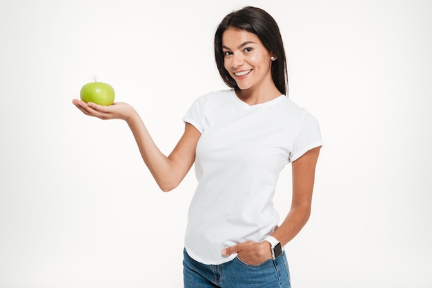 Portret van een jonge gezonde vrouw die groene appel houdt