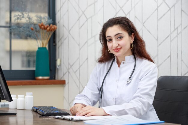 Portret van een jonge gezondheidswerker die naar de camera glimlacht Foto van hoge kwaliteit