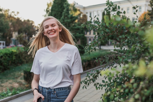 Portret van een jonge glimlachende vrouw