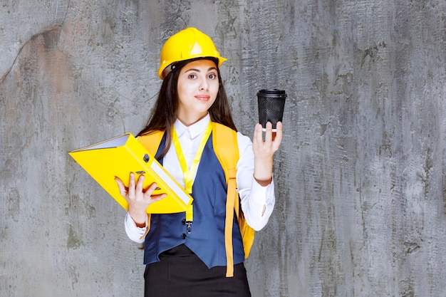 Portret van een jonge ingenieur in veiligheidshelm met koffiepauze. hoge kwaliteit foto