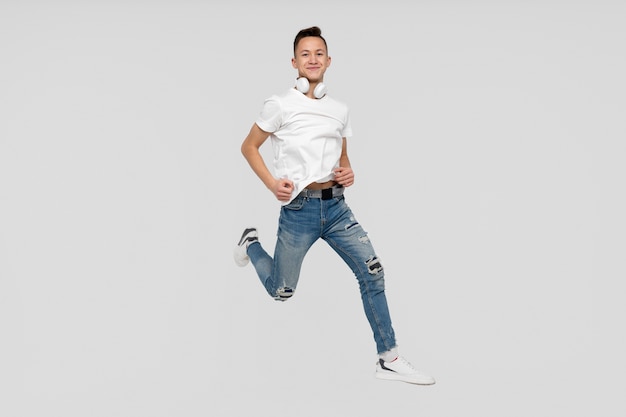 Portret van een jonge jongen die springt