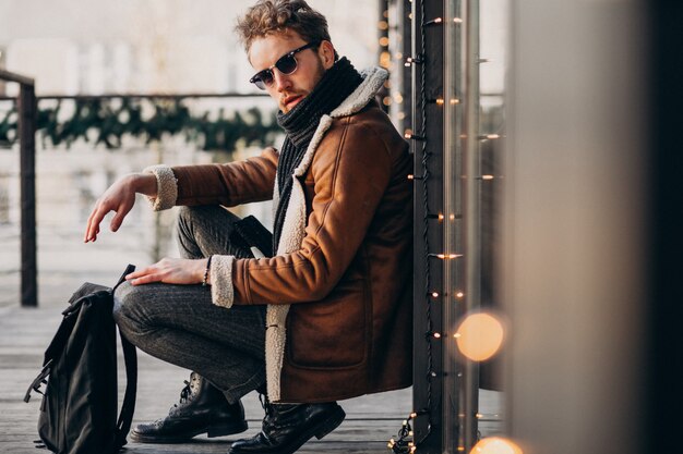 Portret van een jonge knappe bebaarde man