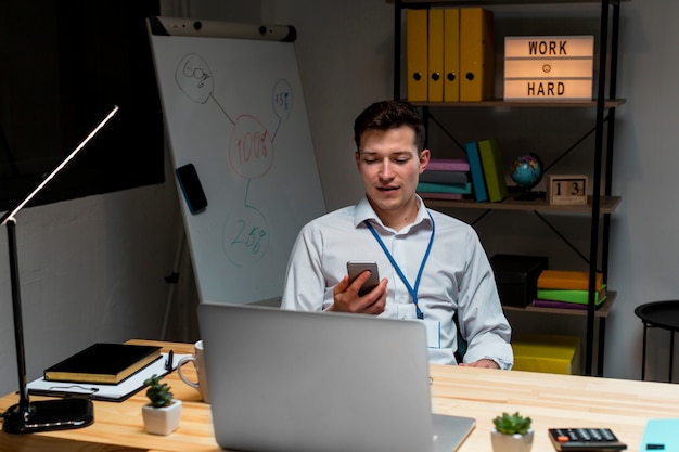 Portret van een jonge man aan het werk vanuit huis 's nachts