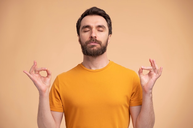 Portret van een jonge man die yoga doet