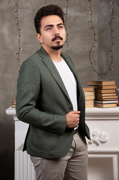 Portret van een jonge man in casual zakelijke kleding.