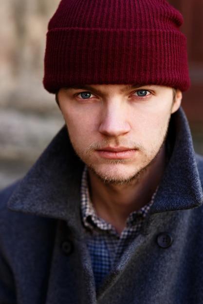 Portret van een jonge man in de rode hoed en grijze vacht