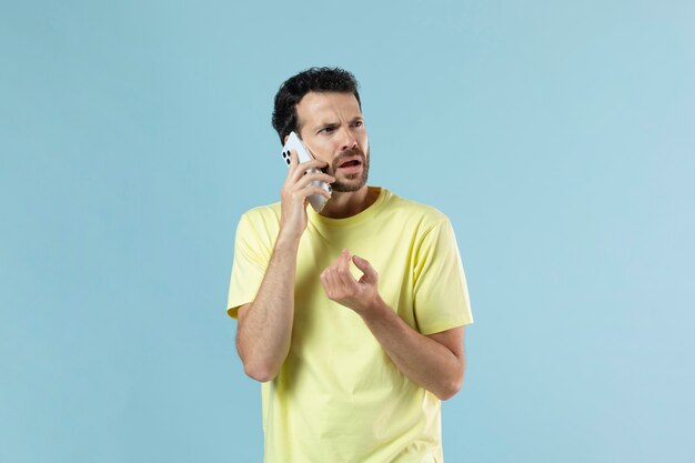 Portret van een jonge man in een geel shirt