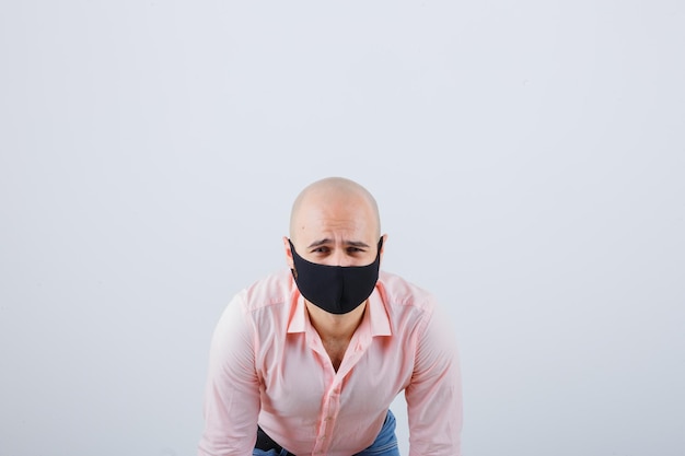 Portret van een jonge man met een beschermend masker