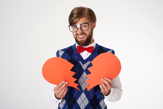 Gratis foto portret van een jonge man met een gebroken hart-vorm close-up