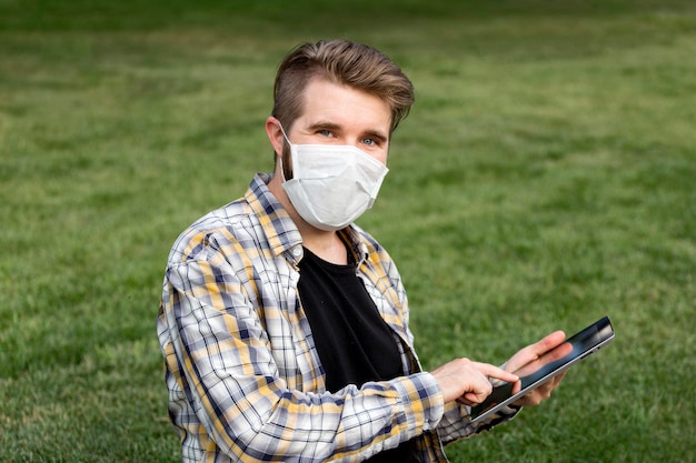 Portret van een jonge man met gezichtsmasker