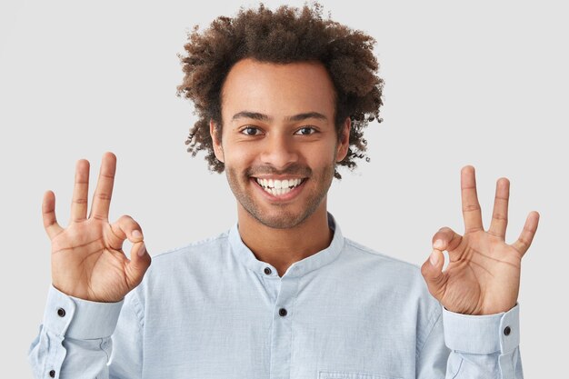 Portret van een jonge man met krullend haar shirt dragen