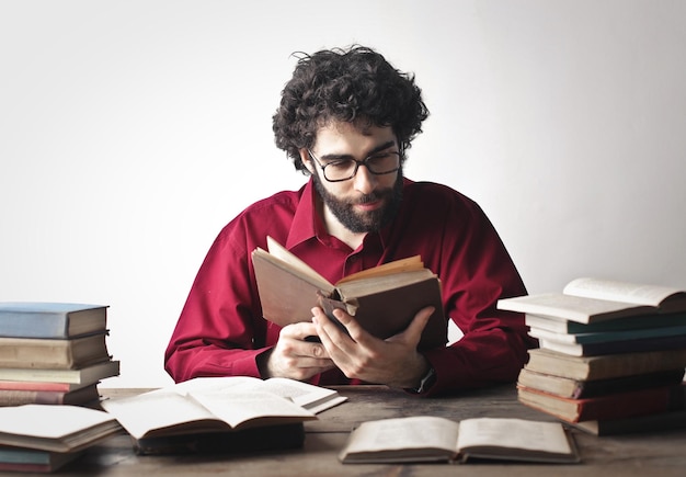 portret van een jonge man tijdens het studeren op boeken