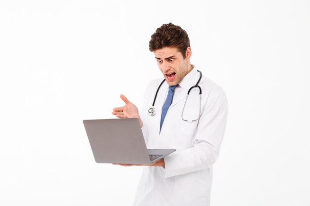 Portret van een jonge mannelijke arts met een stethoscoop