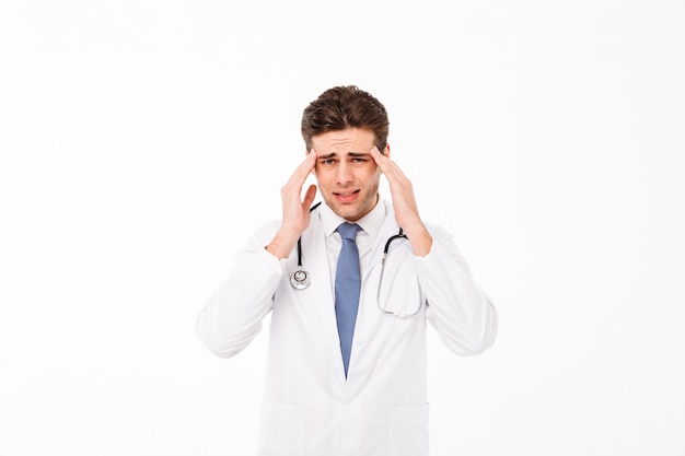 Portret van een jonge mannelijke artsenmens met stethoscoop