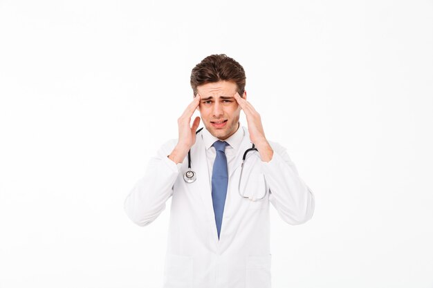 Portret van een jonge mannelijke artsenmens met stethoscoop