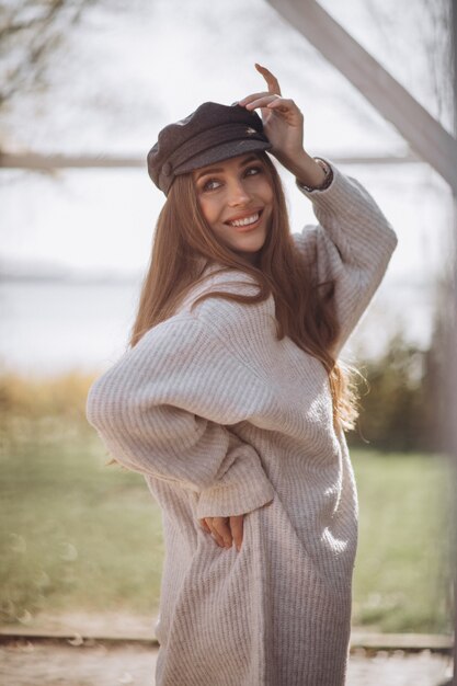 Portret van een jonge mooie vrouw in park