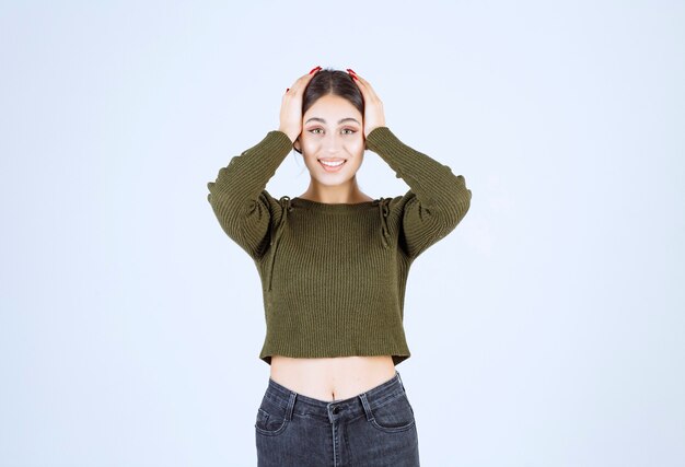 Portret van een jonge mooie vrouw model permanent en met haar hoofd.