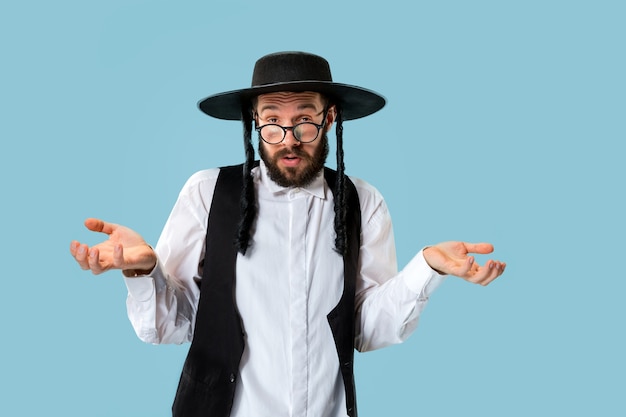 Gratis foto portret van een jonge orthodoxe hasdim-joodse man