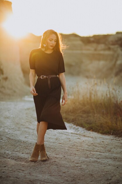 Portret van een jonge sensuele vrouw op een zonsondergang