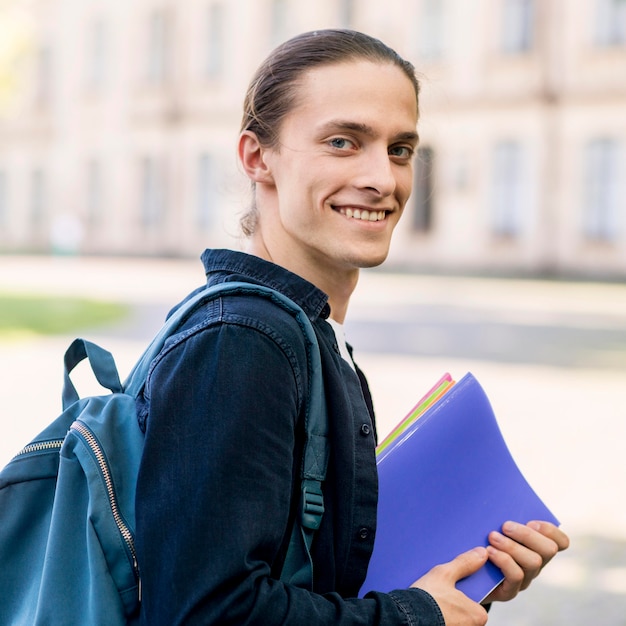 Portret van een jonge student lachend