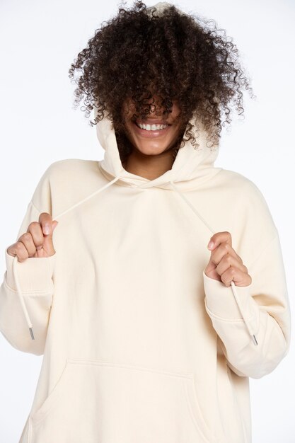 Portret van een jonge volwassene die een hoodie draagt