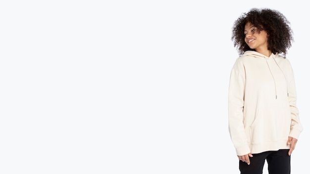 Portret van een jonge volwassene die een hoodie-mockup draagt