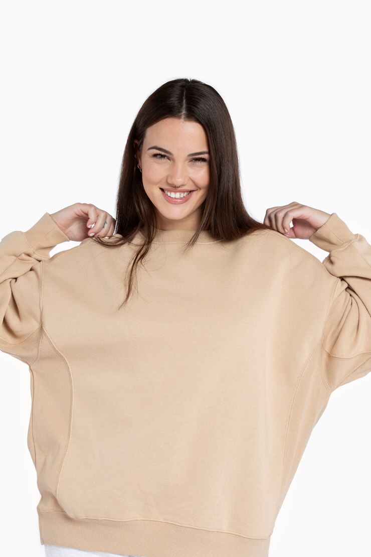 Gratis Foto portret van een jonge volwassene die een hoodie-mockup draagt
