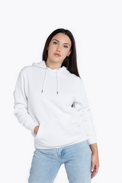 Portret van een jonge volwassene die een hoodie-mockup draagt