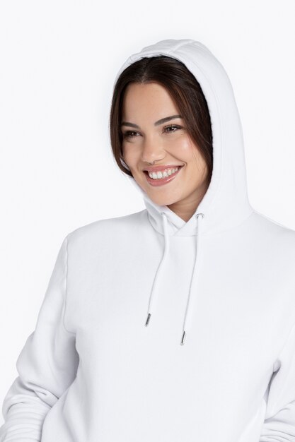 Portret van een jonge volwassene die een hoodie-mockup draagt