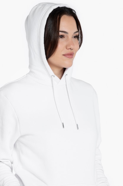 Portret van een jonge volwassene die een hoodie-mockup draagt