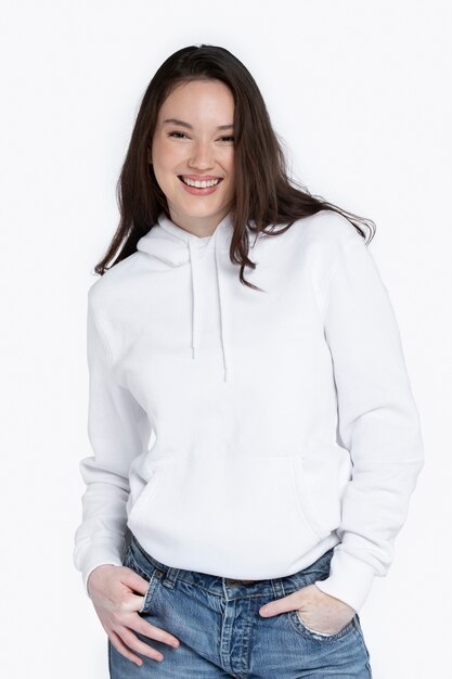 Portret van een jonge volwassene die een hoodie-mockup draagt