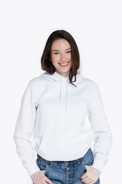 Portret van een jonge volwassene die een hoodie-mockup draagt