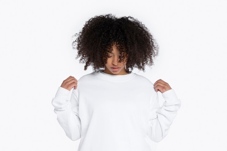 Gratis Foto portret van een jonge volwassene die een hoodie-mockup draagt