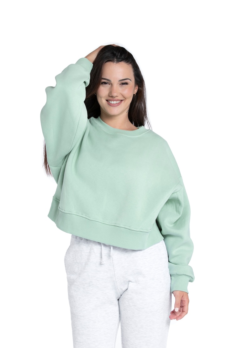 Gratis Foto portret van een jonge volwassene die een hoodie-mockup draagt