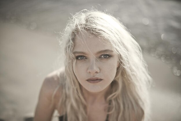 portret van een jonge vrouw aan zee