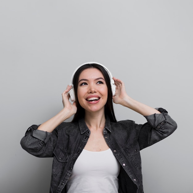 Portret van een jonge vrouw die aan muziek luistert