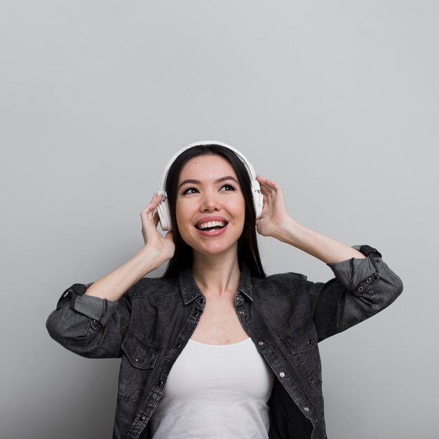 Portret van een jonge vrouw die aan muziek luistert