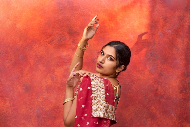 Gratis foto portret van een jonge vrouw die een traditioneel sari-kledingstuk draagt
