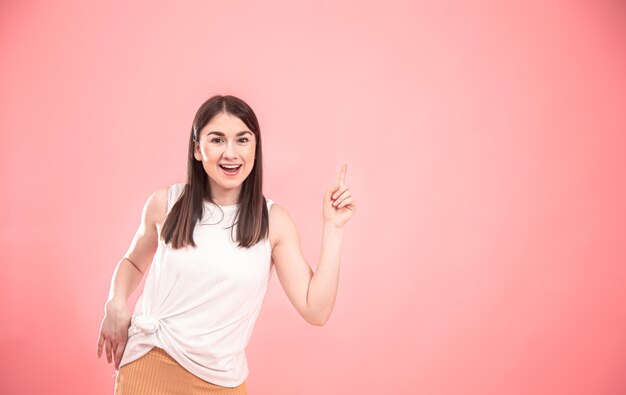 Portret van een jonge vrouw die emoties toont