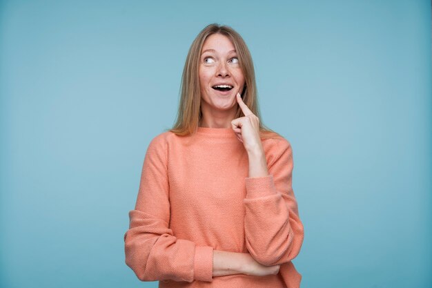 Portret van een jonge vrouw die ergens aan denkt