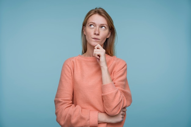 Gratis foto portret van een jonge vrouw die ergens aan denkt